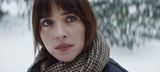 Anne Hathaway a Dakota Johnson v temnom trileri Verity. Komu sa dá veriť?